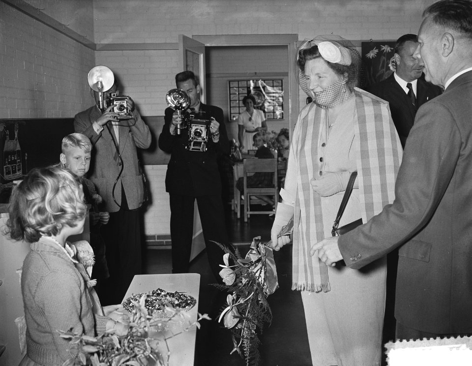 Koningin Juliana bezoekt Beatrixschool in West, Bestanddeelnr 905-9425