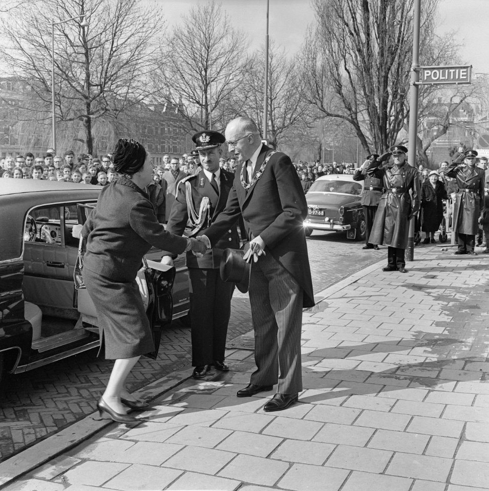 Koningin Juliana bezoekt de Rotterdamse politie en wordt verwelkomd door burgeme, Bestanddeelnr 913-7637