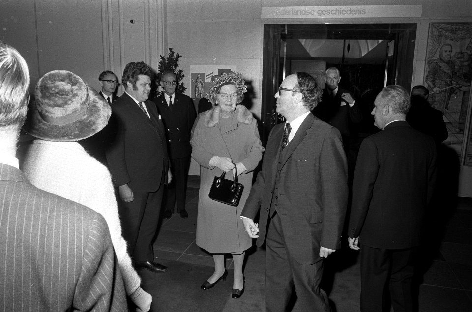 Koningin Juliana bezoekt afdeling Nederlandse geschiedenis in Rijksmuseum Amster, Bestanddeelnr 925-0668