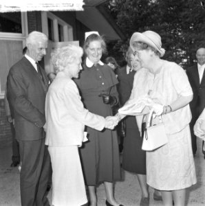 Koningin Juliana bezocht Rekkense Inrichting Hare Majesteit krijgt bloemen van D, Bestanddeelnr 917-8324