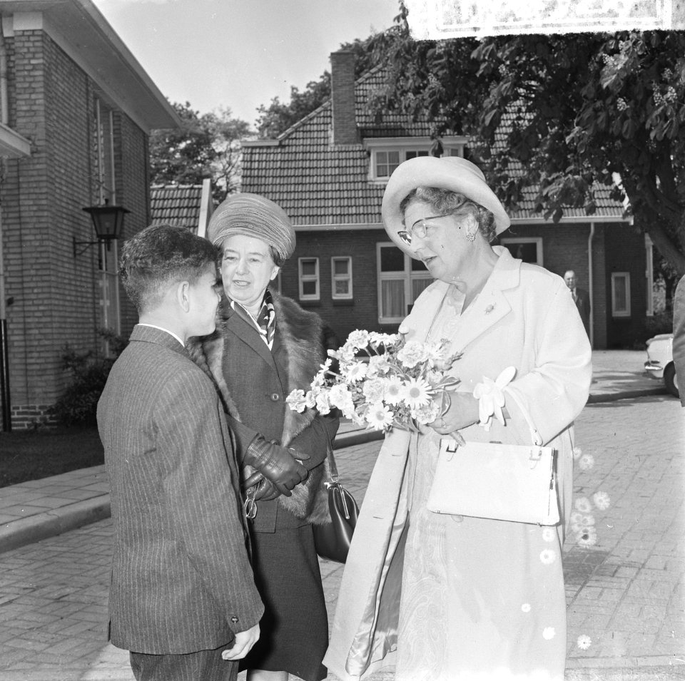 Koningin Juliana bezocht Rekkense Inrichting Hare Majesteit krijgt bloemen van D, Bestanddeelnr 917-8320