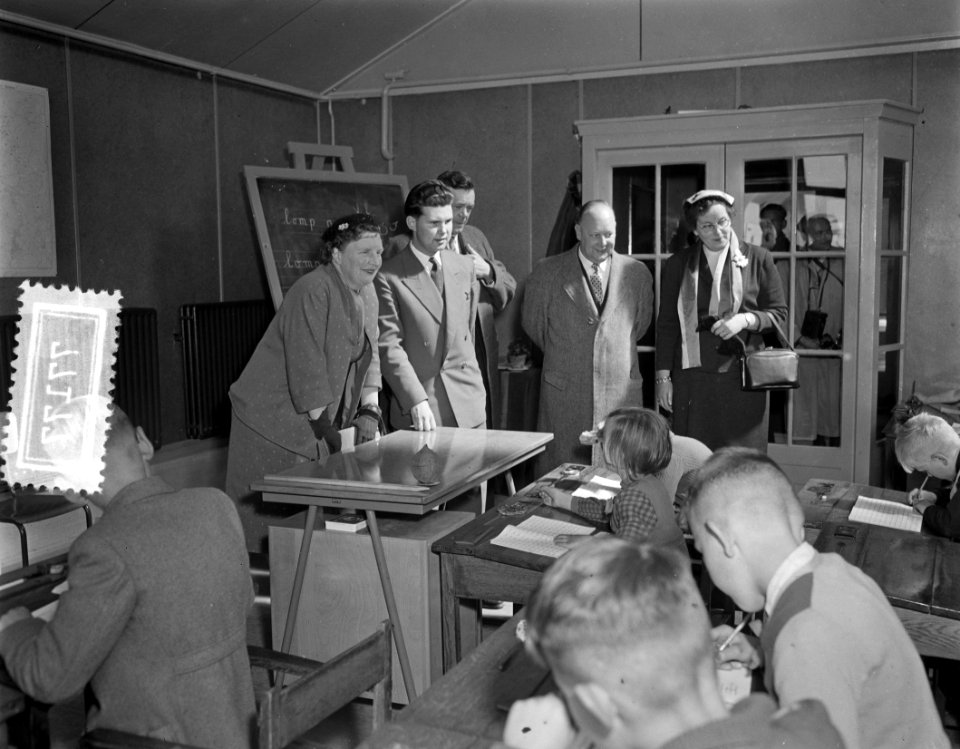 Koningin Juliana bezoekt een basisschool, Bestanddeelnr 907-7177