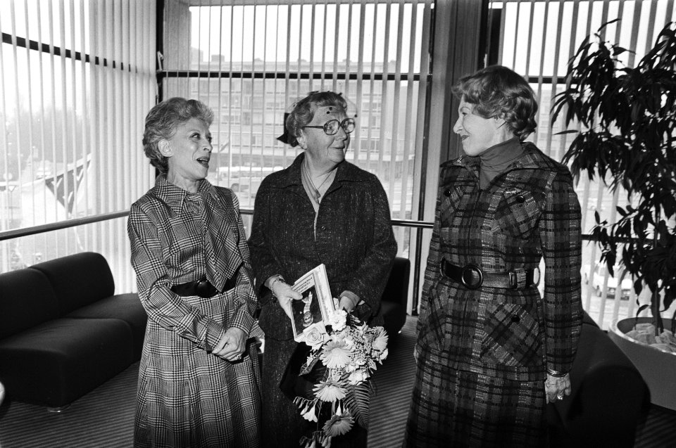 Koningin bezoekt het Cultureel Centrum in Amstelveen v.l.n.r. Caro van Eyck, ko, Bestanddeelnr 928-4720