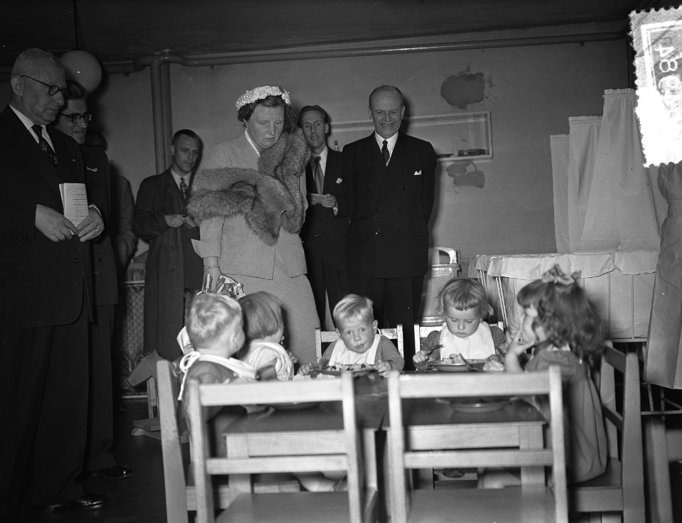 Koningin Juliana bezoekt een Sociaal Cultureel Centrum in Rotterdam, Bestanddeelnr 906-4984
