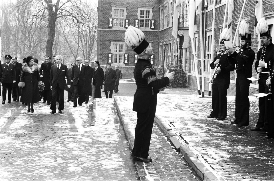 Koningin bezoekt oostelijke mijnstreek in Limburg op weg naar Mijnmuseum, Bestanddeelnr 930-0220
