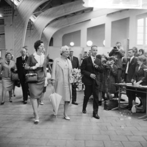 Koningin Juliana betreedt de congreshal, Bestanddeelnr 917-9716