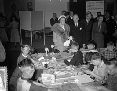 Koningin Juliana bezoekt een Sociaal Cultureel Centrum in Rotterdam, Bestanddeelnr 906-4982