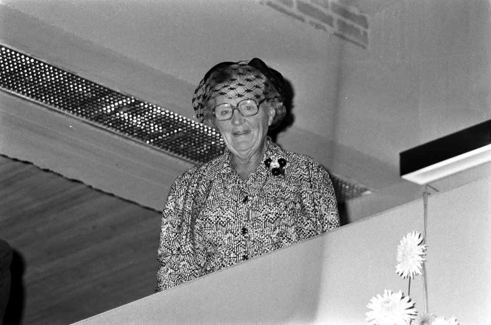 Koningin bezoekt Haren (Groningen) met bommelding Koningin op een podium, Bestanddeelnr 928-1453