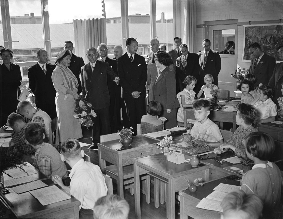 Koningin Juliana bezoekt Beatrixschool in West, Bestanddeelnr 905-9430