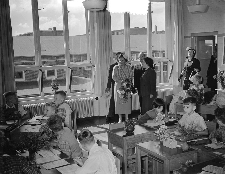Koningin Juliana bezoekt Beatrixschool in West, Bestanddeelnr 905-9431
