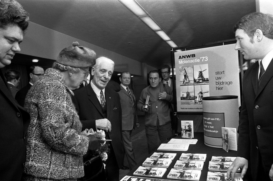 Koningin bij vijftig jarig bestaan Hollanse Molen, vlanr staatssecretaris Vonho, Bestanddeelnr 926-2581