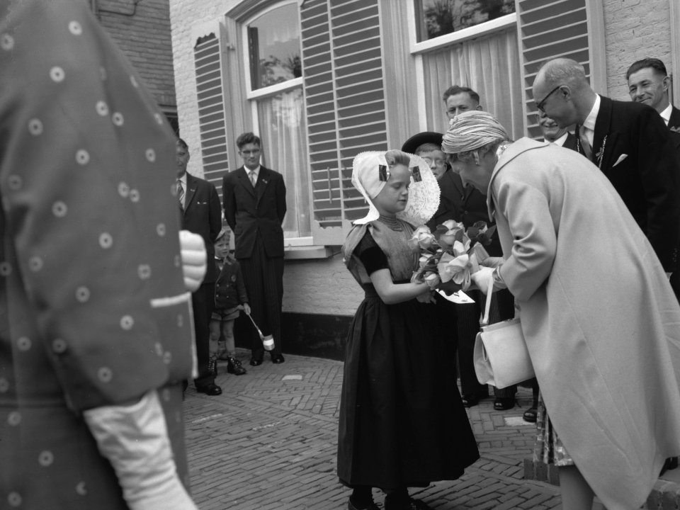 Koningin Juliana bezoekt de Deltawerken bij Katseveer, aanbieden van bloemen, Bestanddeelnr 911-2494