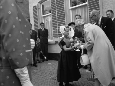 Koningin Juliana bezoekt de Deltawerken bij Katseveer, aanbieden van bloemen, Bestanddeelnr 911-2494