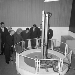 Koningin bij Werken met Atomen, Bestanddeelnr 918-9276