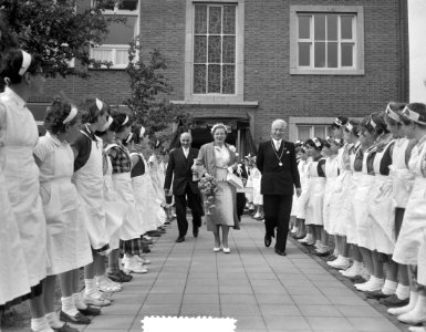 Koningin Juliana bezoekt de Landbouw Huishoudschool in Reuver, Bestanddeelnr 907-7595