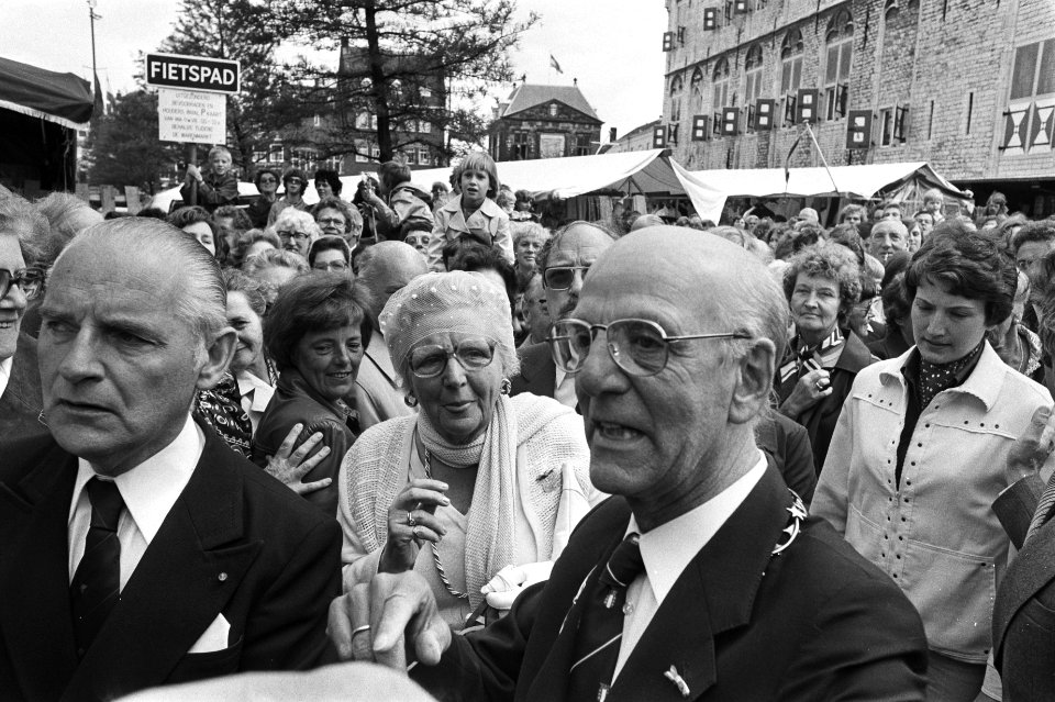 Koningin bezoekt Gouda koningin Juliana vooraf gegaan door burgemeester Van Hof, Bestanddeelnr 929-7624