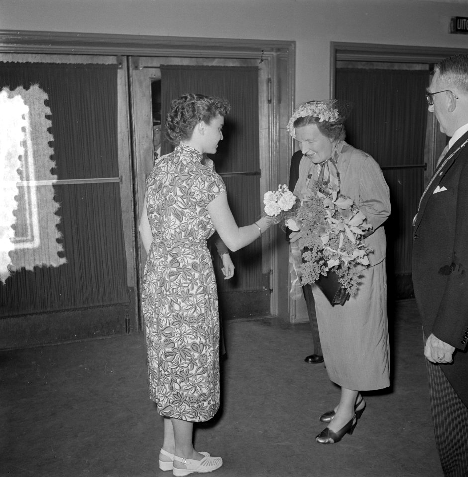Koningin bij eeuwfeest Koninklijke Nederlandse Zangersverb. in Den Bosch, Bestanddeelnr 905-7782