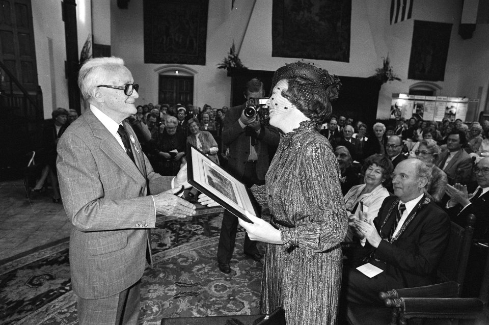 Koningin Beatrix ontvangt prent, Bestanddeelnr 931-6971