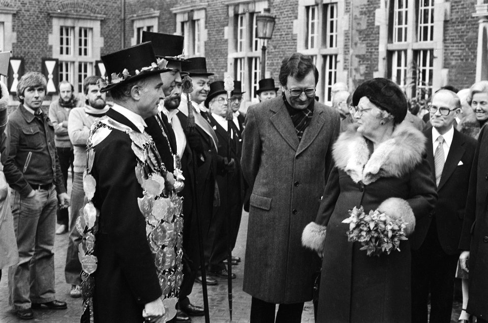 Koningin bezoekt oostelijke mijnstreek in Limburg koningin Juliana met leden sc, Bestanddeelnr 930-0226