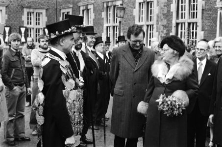 Koningin bezoekt oostelijke mijnstreek in Limburg koningin Juliana met leden sc, Bestanddeelnr 930-0226