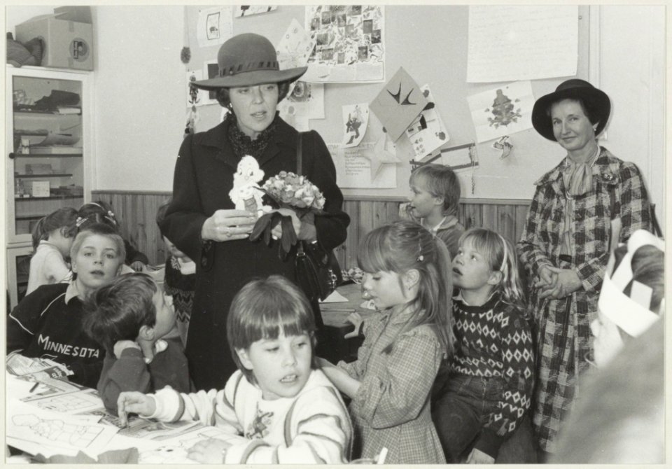 Koningin Beatrix op bezoek bij de knutselclub in het wijkcentrum Broederhuis. NL-HlmNHA 54013934 02