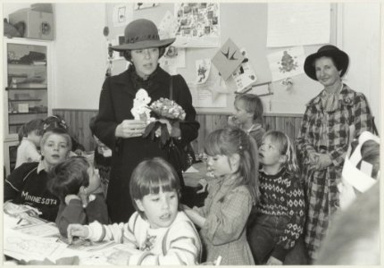 Koningin Beatrix op bezoek bij de knutselclub in het wijkcentrum Broederhuis. NL-HlmNHA 54013934 02