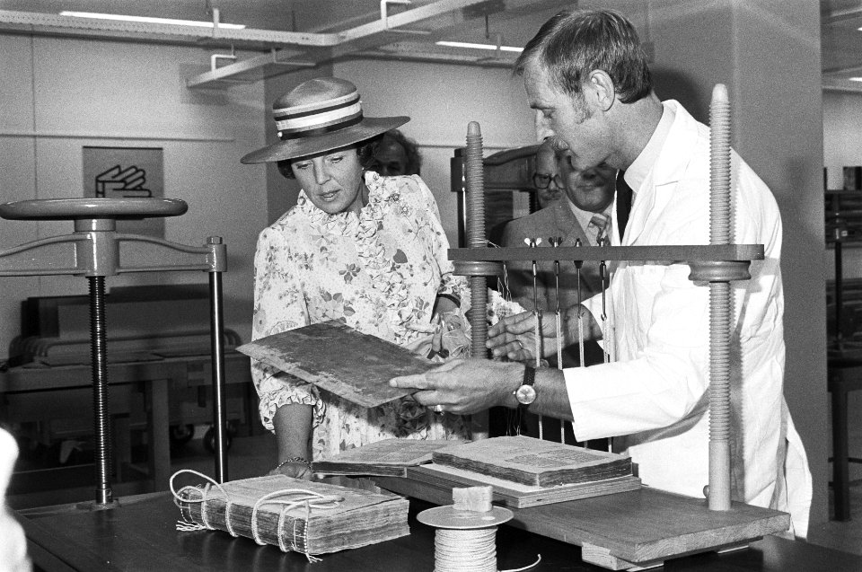 Koningin Beatrix op de boekenrestauratie-afdeling, Bestanddeelnr 932-3460