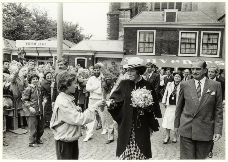 Koningin Beatrix op bezoek bij de tentoonstelling De Bavo te Beeld. NL-HlmNHA 54002621