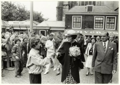 Koningin Beatrix op bezoek bij de tentoonstelling De Bavo te Beeld. NL-HlmNHA 54002621
