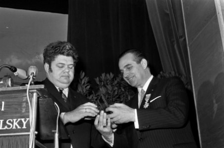 Koningin bij vijftig jarig bestaan Hollanse Molen, Staatssecretaris Vonhoff met , Bestanddeelnr 926-2582