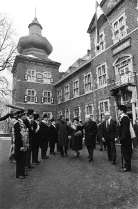 Koningin bezoekt oostelijke mijnstreek in Limburg vertrek met erehaag schutters, Bestanddeelnr 930-0224