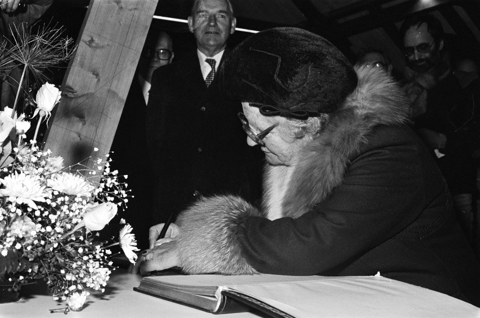 Koningin bezoekt oostelijke mijnstreek in Limburg aankom bij Rolduc (klooster) , Bestanddeelnr 930-0219