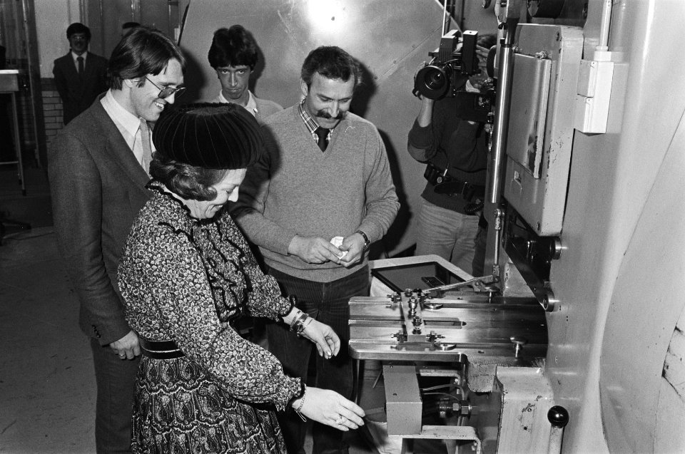 Koningin Beatrix slaat ook eerste nieuwe guldens in Rijksmunt te Utrecht. Beatri, Bestanddeelnr 931-9134