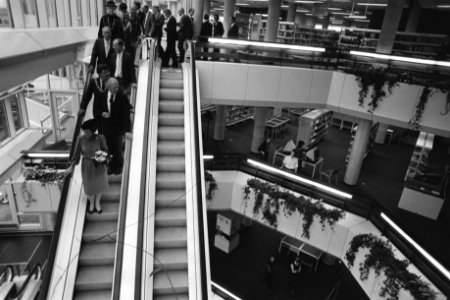 Koningin Beatrix op de roltrappen in het nieuwe gebouw, achter haar burgemeester, Bestanddeelnr 932-7253