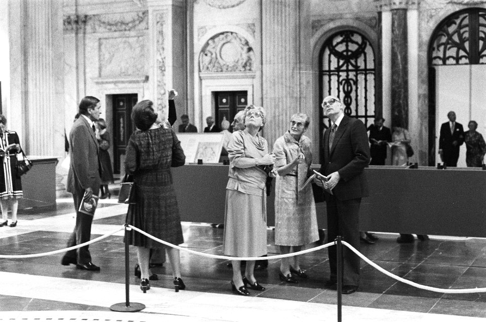 Koningin Juliana , Beatrix en Claus openen tentoonstelling Beelden te kijk in , Bestanddeelnr 929-2253