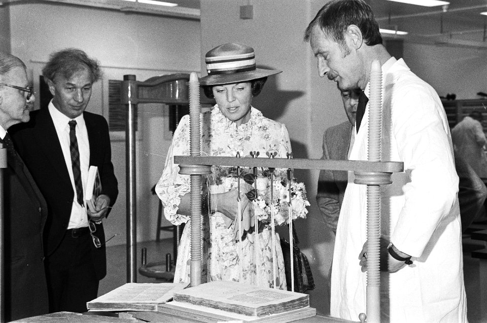 Koningin Beatrix op de boekenrestauratie-afdeling, Bestanddeelnr 932-3457