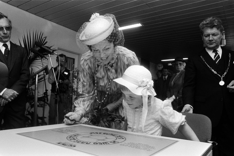 Koningin Beatrix zet haar handtekening bij het vignet van het ziekenhuis samen m, Bestanddeelnr 932-5860