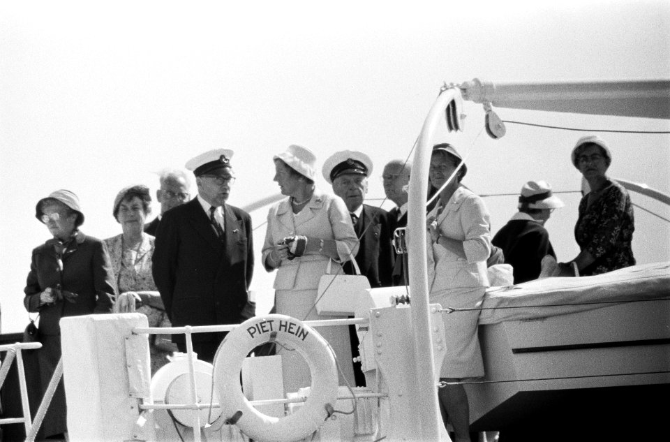 Koningin Juliana aan boord van het koninklijk jacht Piet Hein, Bestanddeelnr 911-4301