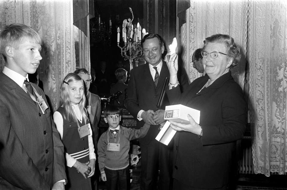 Koningin Juliana 22 schoolkinderen uit 11 provincies in verband met briefkaartak, Bestanddeelnr 922-9808
