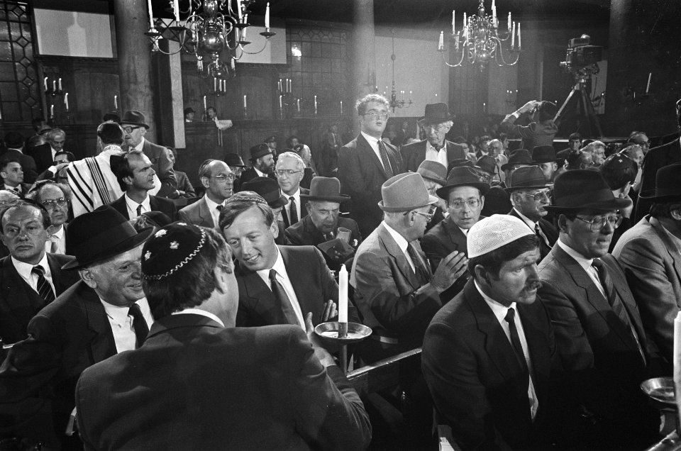 Koningin Beatrix woont bijzondere dienst bij in synagoge t.g.v. 350-jarig bestaa, Bestanddeelnr 933-4103