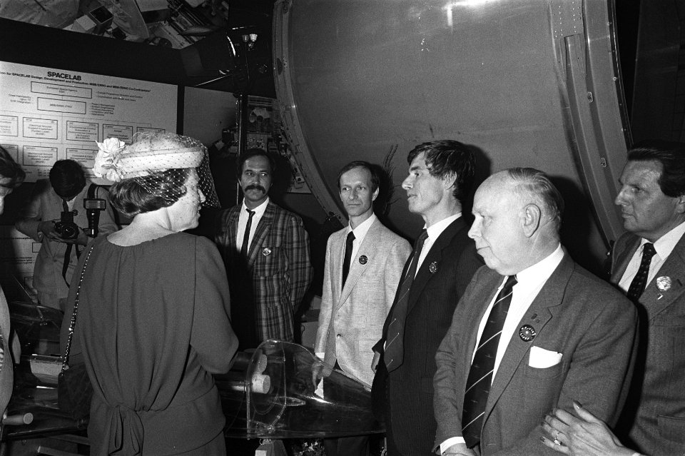 Koningin Beatrix woont viering bij Twintig Jaar Europese Ruimtevaart in ESTEC, Bestanddeelnr 932-9623