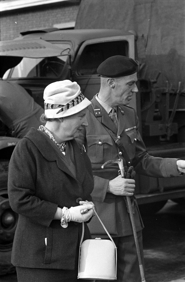 Koningin bezoekt Rij en Tractieschool te Eindhoven, Bestanddeelnr 910-8118