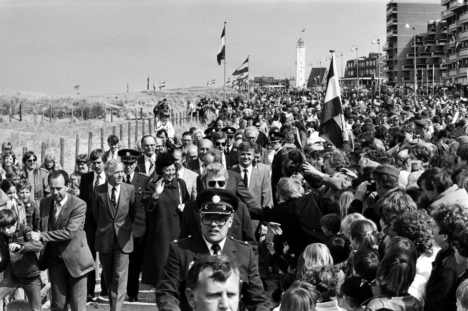 Koningin Beatrix wandelt over de boulevard in Noordwijk langs duizenden belangst, Bestanddeelnr 932-5684