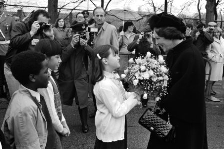 Koningin Beatrix wordt bij aankomst begroet door leerlingen van de International, Bestanddeelnr 932-5324