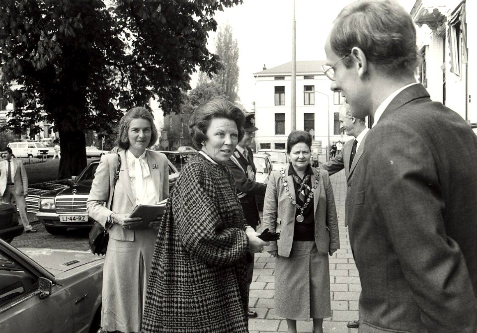 Koningin Beatrix wordt bij het gebouw van de inspectie voor de Milieuhygiene aan het Kenaupark ontvangen, door (rechts) minister Winsemius en Burgemeester Schmitz. Aangekocht van United Photos de Boer
