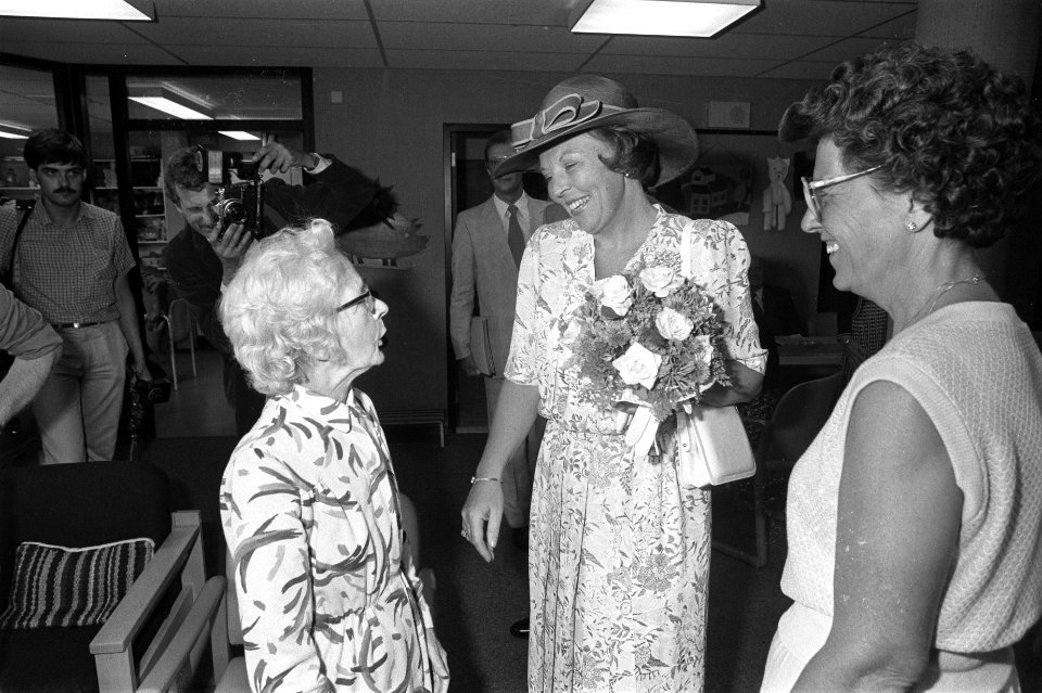 Koningin Beatrix verricht opening verpleegtehuis Slotervaart in Amsterdam, Bestanddeelnr 932-2028