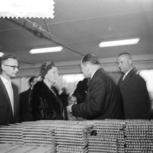 Koningin bezoekt Ede-Wageningen, rondgang door de werkplaats, Bestanddeelnr 911-1103