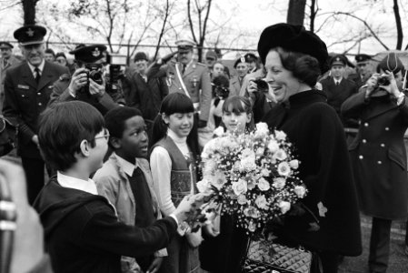 Koningin Beatrix wordt bij aankomst begroet door leerlingen van de International, Bestanddeelnr 932-5323