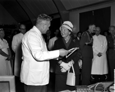 Koningin bezoekt Rijkspsychiatrische Inrichting te Eindhoven, broeder toont koni, Bestanddeelnr 910-8117