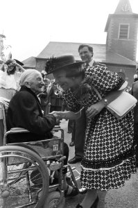 Koningin Beatrix wordt begroet door de oudste inwoonster van het dorp Slenaken, Bestanddeelnr 931-6442